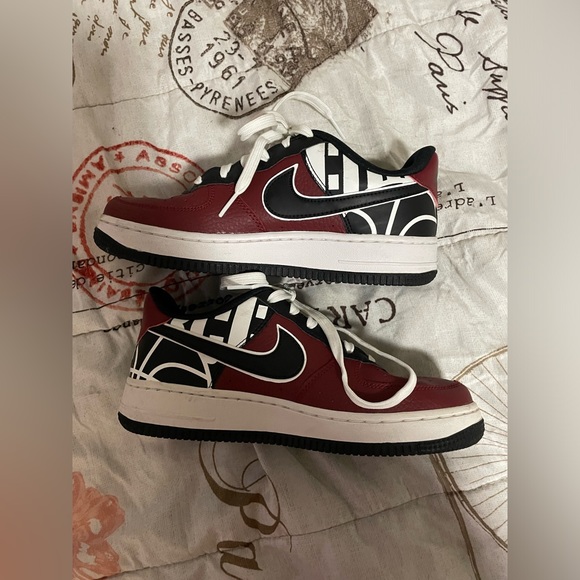 Nike Air Force 1 in a burgundy color - Picture 2 of 7
